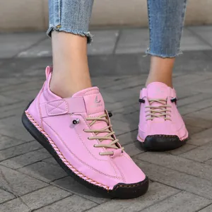 Detail der rosa matten Lederfreizeitschuhe mit handgenähter Sohle und Klettverschluss
