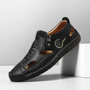 Herren-Sandalen aus schwarzem Leder mit atmungsaktiven Cut-Outs und Gummisohle