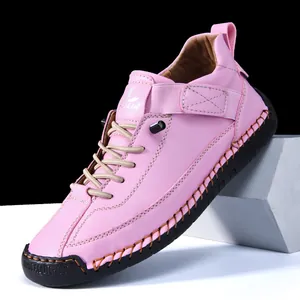 Detailaufnahme rosa Freizeitschuhe aus Leder mit Handnaht und strapazierfähiger Gummisohle