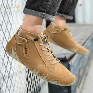 Detailaufnahme von Herren-Freizeitschuhen aus braunem Wildleder mit weißen Ziernähten