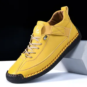 Gelbe Freizeit-Outdoor-Lederschuhe für Herren mit dicken schwarzen Gummisohlen und Nähten