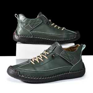 Detail der olivgrünen Leder-Freizeitschuhe mit Handnaht und strapazierfähiger Gummisohle
