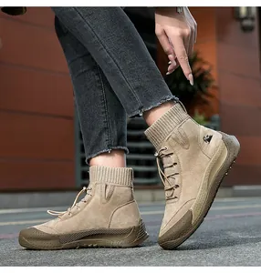 Dettaglio di stivaletti in pelle kaki con colletto in maglia e suola platform antiscivolo