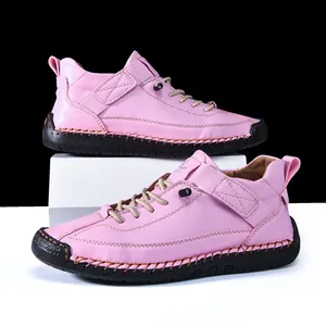 Detail von rosa Lederfreizeitschuhen mit handgenähten Nähten und Gummiaußensohlen
