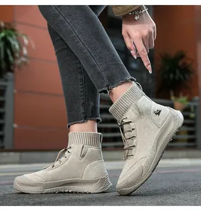 Dettaglio di stivaletti a calzino in pelle beige con colletto in maglia e suola antiscivolo
