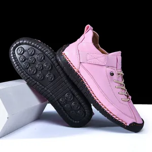 Detailansicht der rosa Lederschuhe mit Handnähten und rutschfester Gummisohle für Herren und Damen