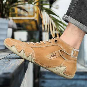 Detail von camel-farbenen Outdoor-High-Top-Lederschuhen mit Zierriemen an der Seite