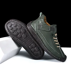 Detailansicht der olivgrünen Outdoor-Freizeitschuhe mit strapazierfähiger Gummisohle