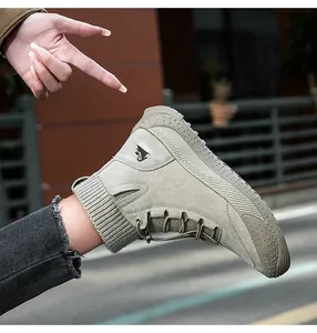 Dettaglio di stivaletti in pelle kaki con colletto in maglia e coulisse elastiche