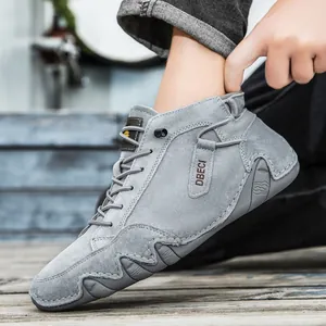 Nahaufnahme grauer Herren-Outdoor-Stiefel aus Wildleder mit wellenförmiger Gummisohle