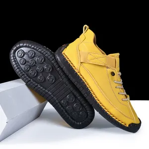 Detail gelber Leder-Freizeitschuhe mit Handnaht und griffiger Gummisohle