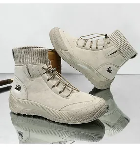 Dettaglio di stivaletti in pelle beige sabbia con collo in maglia e lacci elastici