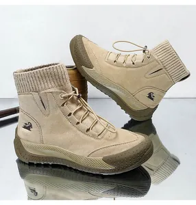 Dettaglio delle sneakers in pelle kaki con colletto in maglia e logo a capra