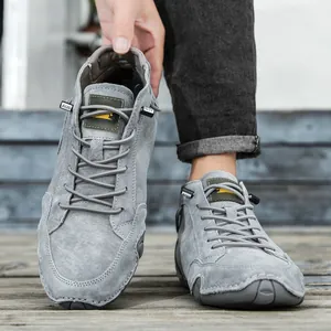 Detail von grauen Wildleder-Outdoorschuhen mit Schnürung und robuster Gummisohle