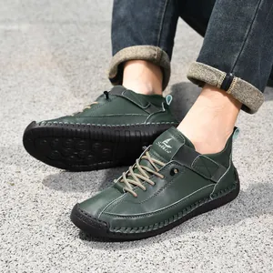 Detailansicht dunkelgrüner Lederschuhe mit Handnähten und rutschfester Gummisohle