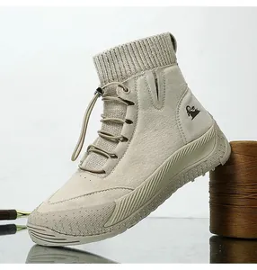Dettaglio di sneaker alte in pelle beige con colletto in maglia e lacci a coulisse