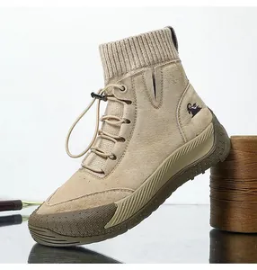 Dettaglio di stivali in pelle kaki con colletto in maglia e lacci elastici rapidi