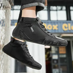 Detail von schwarzen High-Top Lederfreizeitschuhen mit weißem DBECI Aufdruck und Sohle