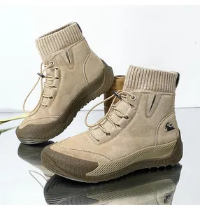 Dettaglio di stivaletti scamosciati beige con polsino a coste e suola in gomma robusta