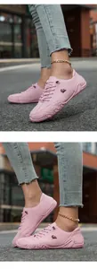 Detailansicht von rosa Leder-Freizeitschuhen mit Schnürung und welliger rutschfester Sohle
