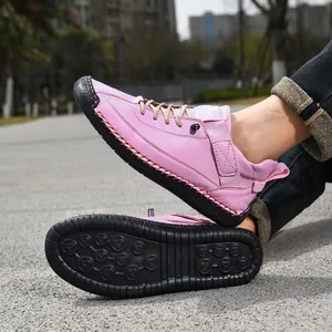 Detailansicht pinkfarbener Leder-Outdoor-Schuhe mit Handnaht und rutschfesten Gummisohlen