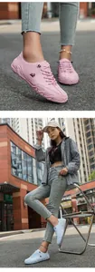 Detailansicht stilvoller rosa und hellblauer Sneaker mit gewellten, rutschfesten Gummisohlen