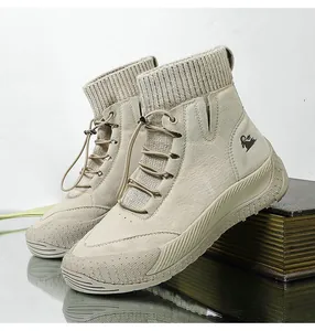 Dettaglio di sneaker alte in pelle beige con colletto in maglia e logo