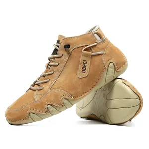 Seitenansicht hochwertiger Herren-Freizeitstiefel aus braunem Wildleder mit DBECI-Logo.