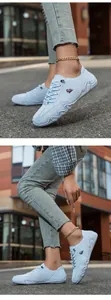 Detailansicht der hellblauen Wildleder-Freizeitschuhe mit Ziegenlogo und Wellensohle