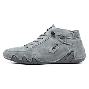Detail von grauen Herren-Freizeitschuhen aus Wildleder mit gewellter Gummisohle