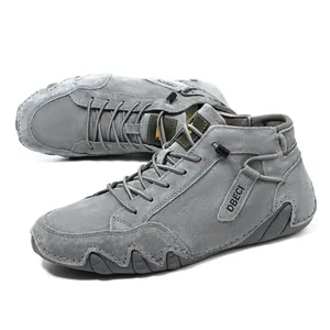 Detailansicht grauer Wildleder-Freizeitschuhe mit gewellter Gummisohle und Schnürsenkeln