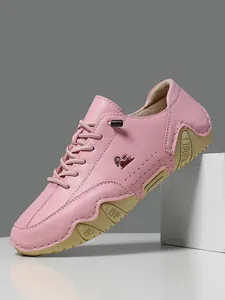Detalle de zapatos casuales de cuero rosa con suela gruesa de goma amarilla antideslizante
