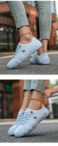 Detailansicht hellblauer Wildleder-Sneaker mit Eichhörnchen-Stickerei und Wellennaht