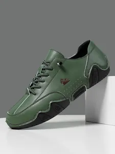 Detalle de zapatos casuales de cuero verde oscuro con logo de carnero y costuras blancas