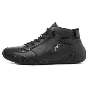 Detailansicht schwarzer Lederstiefel mit DBECI-Webband und Gummizehenschutz