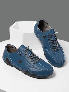 Detalle de los zapatos casuales de cuero azul oscuro con suela de goma antideslizante y marca AUS
