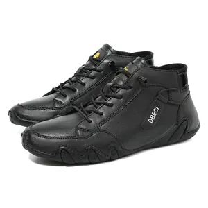 Nahaufnahme der schwarzen Herren-Freizeitschuhe aus Leder mit rutschfester Wellensohle