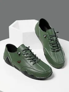 Detalle de zapatos casuales verde oliva con costuras blancas en contraste y logo rojo