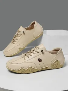 Detalle de zapatos bajos de cuero con suelas antideslizantes tipo pulpo y logo de cabra
