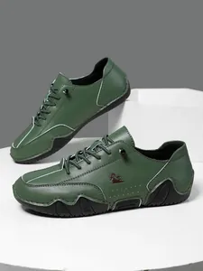 Primer plano de zapatos casuales de cuero verde oliva con suelas de goma onduladas