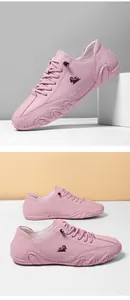 Nahaufnahme der rosa Ledersneaker mit Litchi-Textur und einzigartiger Wellensohle