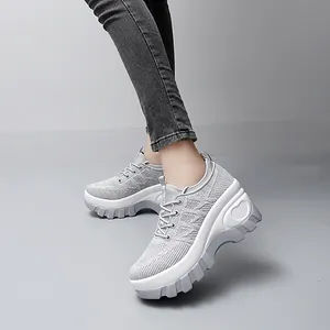 Atmungsaktive Mesh-Sneaker für Damen mit grauer Plateausohle und Strickobermaterial