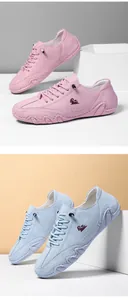 Detailansicht pinker und blauer Freizeitschuhe mit rutschfester Wellensohle und Belüftung