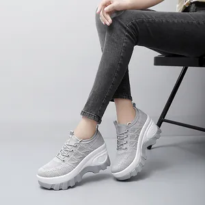 Damen Freizeitschuhe aus grauem Netzgewebe mit dicker Plateausohle und weichem Fußbett