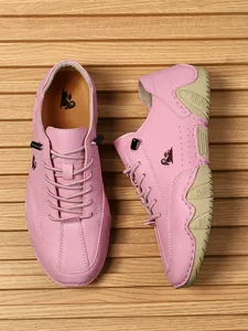 Vista superior de mocasines de cuero rosa con costuras detalladas y suela de goma antideslizante