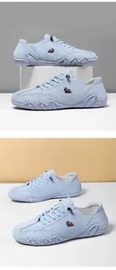 Nahaufnahme hellblauer Wildleder-Loafer mit Widder-Stickerei und Wellengummisohle