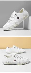 Nahaufnahme der weißen Freizeitschuhe mit einer einzigartigen gewellten Gummisohle