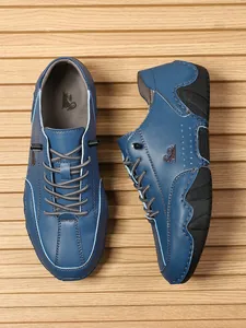 Vista superior de zapatos casuales de cuero azul oscuro con suela de goma antideslizante