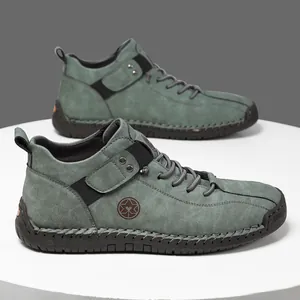 Detail der handgenähten salbeigrünen Lederschuhe mit Gummisohle und Klettverschluss-Riemen