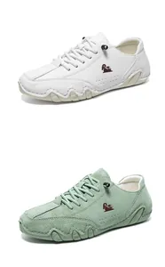 Detail von Low-Top-Freizeitschuhen aus Leder in Weiß und Bohnengrün mit Ziegen-Logo